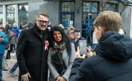 na zdjęciu osoby podczas świętowania