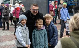 na zdjęciu osoby podczas świętowania