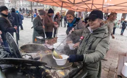 na zdjęciu osoby podczas świętowania