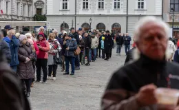 na zdjęciu osoby podczas świętowania