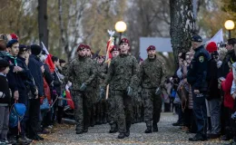 na zdjęciu osoby podczas świętowania