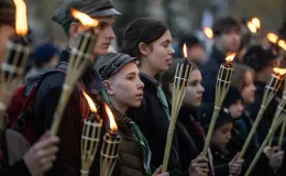 na zdjęciu osoby podczas świętowania
