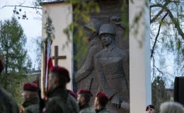 na zdjęciu osoby podczas świętowania