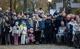 na zdjęciu osoby podczas świętowania