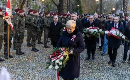 na zdjęciu osoby podczas świętowania