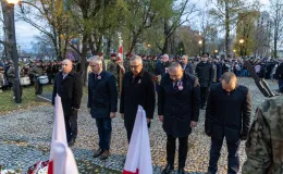 na zdjęciu osoby podczas świętowania