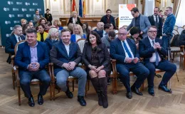 na zdjęciu osoby podczas konferencji