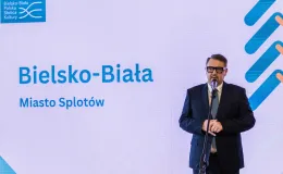na zdjęciu osoby podczas konferencji