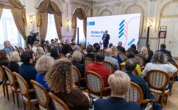 na zdjęciu osoby podczas konferencji