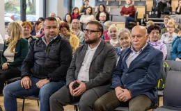 na zdjęciu osoby podczas spotkania