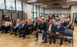 na zdjęciu osoby podczas spotkania