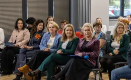 na zdjęciu osoby podczas spotkania