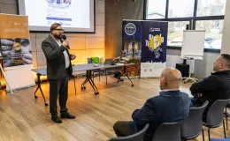 na zdjęciu osoby podczas spotkania