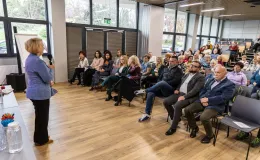 na zdjęciu osoby podczas spotkania