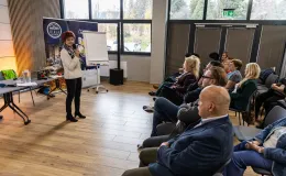 na zdjęciu osoby podczas spotkania