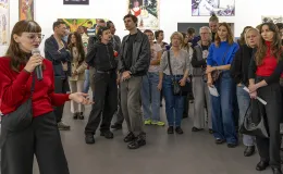 Na zdjęciu oprowadzanie artystyczno-kuratorskie