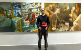 Wernisaż wystawy - osoba przed obrazami
