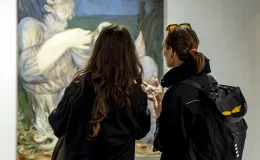 Wernisaż wystawy - osoby oglądające obrazy