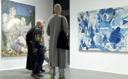 Wernisaż wystawy - osoby oglądające obrazy