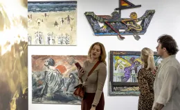 Wernisaż wystawy - osoby oglądające obrazy