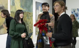 Wernisaż wystawy - osoby oglądające obrazy