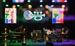 na zdjęciu muzycy na scenie