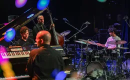 na zdjęciu muzycy na scenie