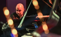 na zdjęciu muzycy na scenie