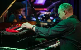 na zdjęciu muzycy na scenie