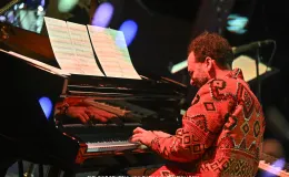 na zdjęciu muzycy na scenie