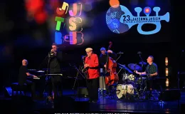 na zdjęciu muzycy na scenie