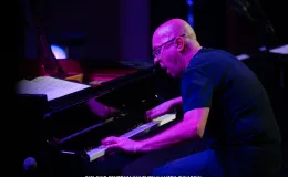 na zdjęciu muzycy na scenie