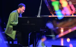 na zdjęciu muzycy na scenie