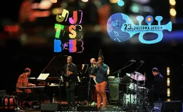 na zdjęciu muzycy na scenie