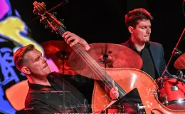 na zdjęciu muzycy na scenie