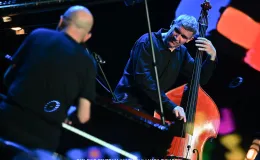 na zdjęciu muzycy na scenie