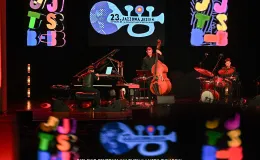 na zdjęciu muzycy na scenie