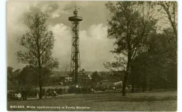 Na zdjęciu wieża spadochronowa 