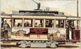 Na zdjęciu tramwaj i ludzie 