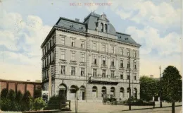 Na zdjęciu tramwaj i ludzie 