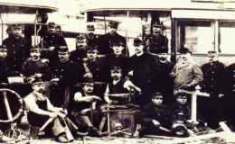 Na zdjęciu tramwaj i ludzie 