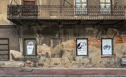 na zdjęciu plakaty na budynku