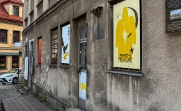 na zdjęciu plakaty na budynku