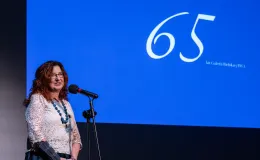 na zdjęciu osoby na scenie