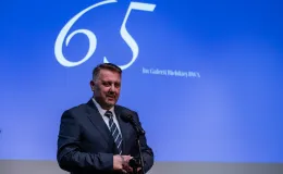 na zdjęciu osoby na scenie