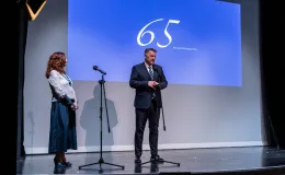 na zdjęciu osoby na scenie