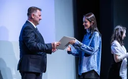 na zdjęciu osoby na scenie