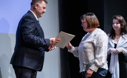 na zdjęciu osoby na scenie