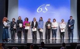 na zdjęciu osoby na scenie