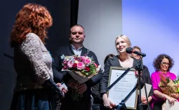 na zdjęciu osoby na scenie